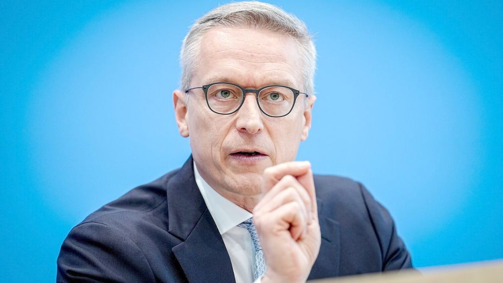 Bundesdigitalminister Karsten Wildberger (CDU) nennt den Glasfaserausbau im Land Chefsache. Foto: Kay Nietfeld/dpa