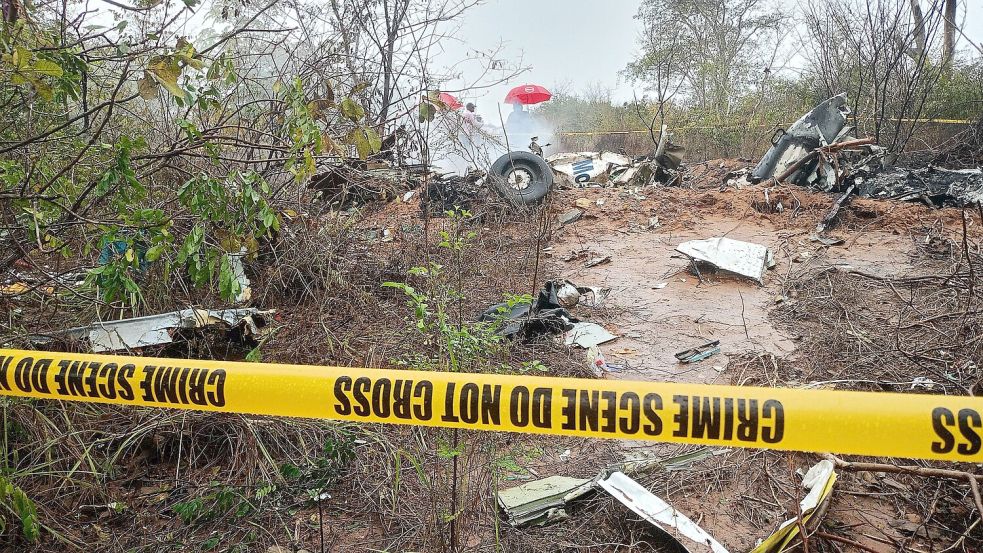 Kenianische Beamte inspizieren die Absturzstelle des Safari-Flugzeugs in der Nähe von Diani. Foto: dpa/AP/Uncredited