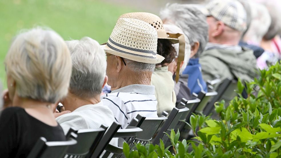 Unmittelbar nach Renteneintritt arbeiten viele Menschen noch weiter. Foto: Arne Dedert