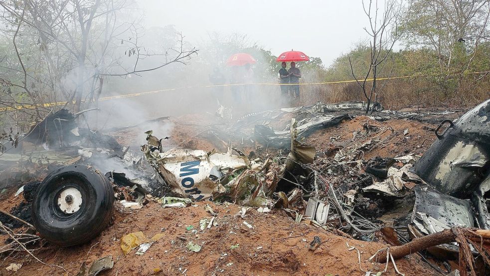 Kenianische Beamte untersuchen die Absturzstelle. Foto: Uncredited/AP/dpa