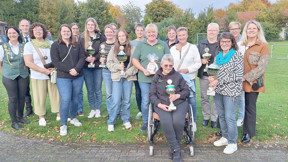 Freuten sich über die Pokale: Die Gewinnerinnen des Kreisdamenwanderpokalschießens in Barßel. Foto: Hans Passmann