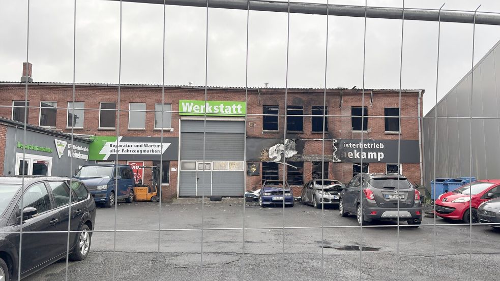 Die Spuren des Feuers sind nicht zu übersehen: Drinnen wie bei den geparkten Autos hat es heftig gebrannt. Foto: Stephanie Schuurman