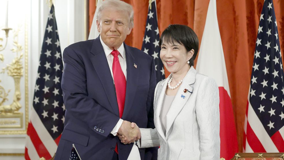 US-Präsident Donald Trump trifft das erste Mal auf Japans neue rechtskonservative Premierministerin Sanae Takaichi. Foto: IMAGO/Anadolu Agency
