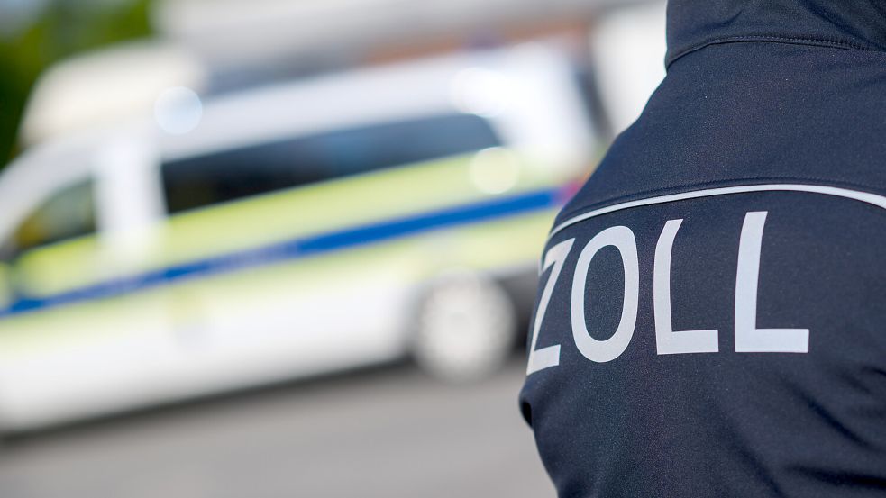 Einsatzkräfte der Finanzkontrolle Schwarzarbeit des Hauptzollamts Oldenburg haben im Auftrag der Staatsanwaltschaft Oldenburg unter anderem ein Objekt in Leer durchsucht. Symbolfoto: Julian Stratenschulte/dpa