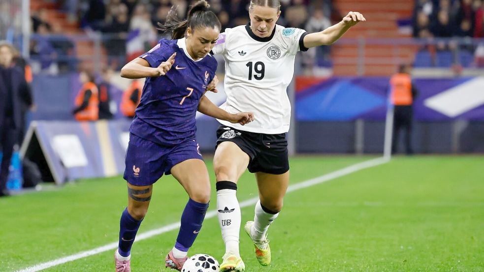 Setzte sich am Ende entscheidend durch: Linksaußen Klara Bühl (r.) trifft auch im Rückspiel Foto: Jeremias Gonzalez/AP/dpa