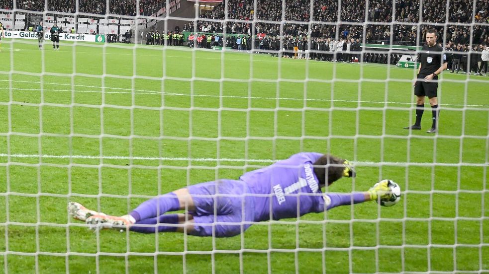Wird zum Helden: Gregor Kobel im BVB-Tor Foto: Arne Dedert