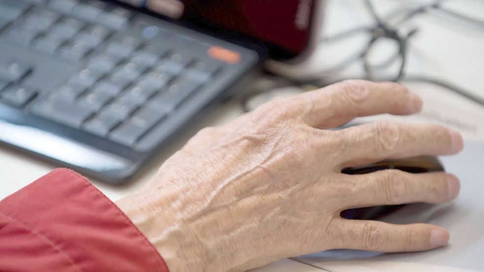 Die Expertise und die Erfahrungen älterer Mitarbeiter sind in Zeiten des Fachkräftemangels besonders gefragt - deshalb will die Bundesregierung ihnen das Weiterarbeiten schmackhaft machen. Foto: dpa/Tim Brakemeier