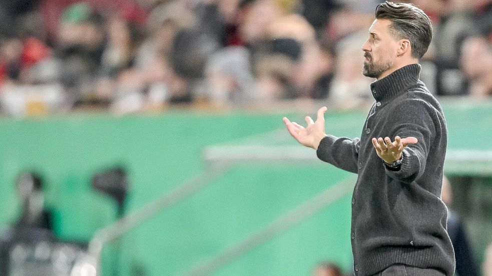 Was nun, Herr Wagner? Augsburgs Trainer steht auch im DFB-Pokal mit leeren Händen da. Foto: Harry Langer