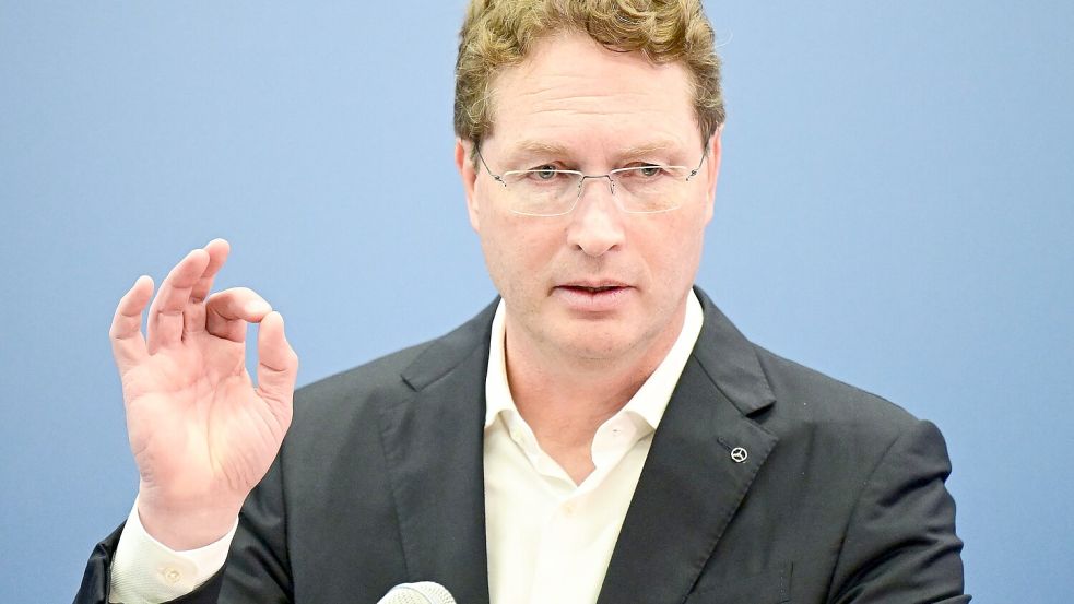 Vorstandschef Ola Källenius bekräftigt die Jahresprognose des Autobauers. (Foto-Archiv) Foto: Bernd Weißbrod