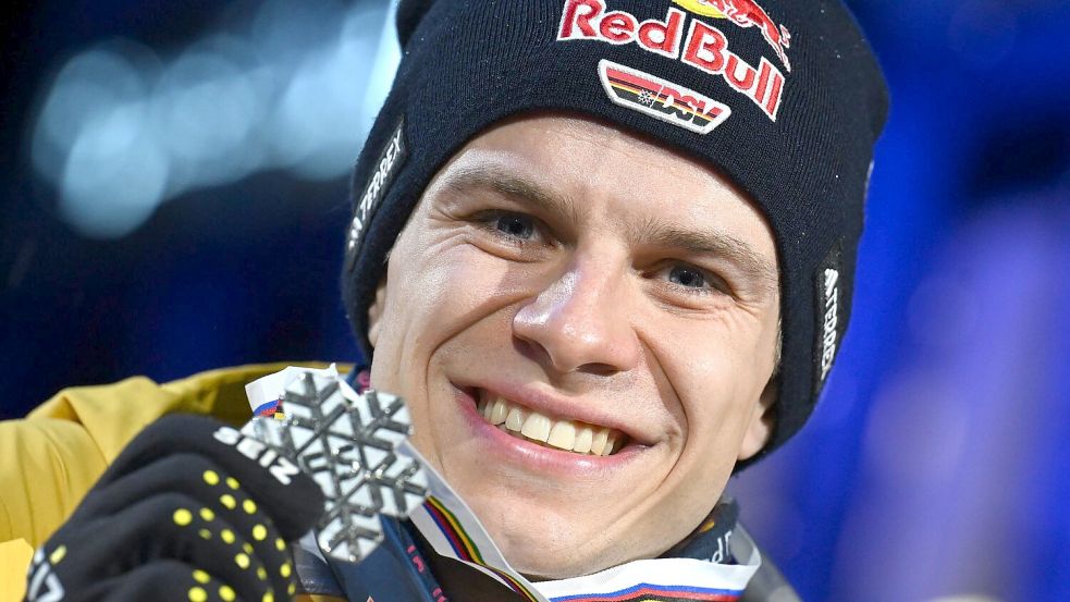 Holte bei der WM 2025 die einzige Skisprung-Medaille: Andreas Wellinger. Foto: Hendrik Schmidt/dpa