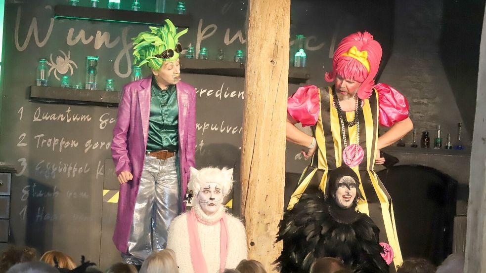 Mit dem Stück „Der Wunschpunsch“ begeisterte das Ensemble „Startisten“ aus Barßel bei der Premiere in der Kultur-Scheune auf dem Carolinenhof das Publikum. Foto: Hans Passmann