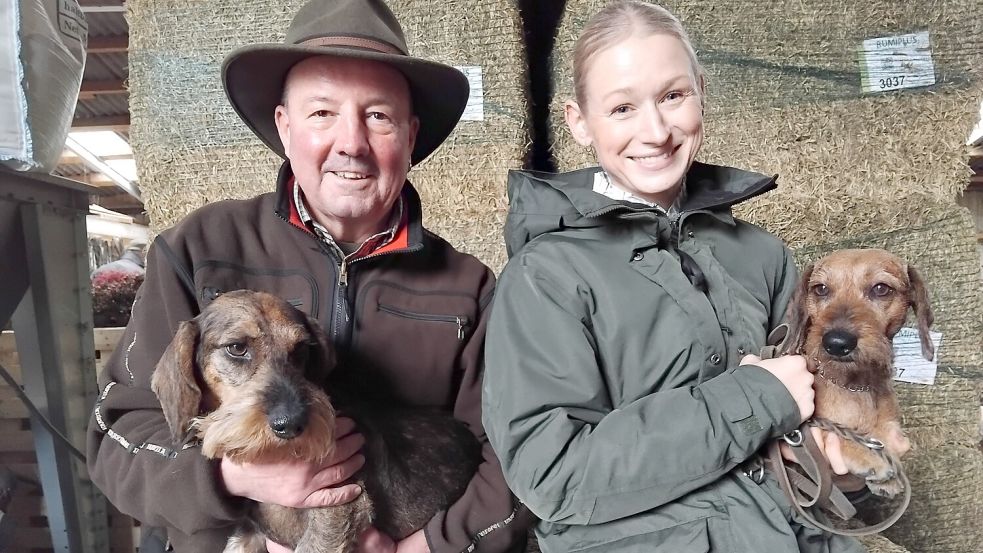 Thomas Bannas mit „Oberst Ole“ und Kim Hellbusch mit „Bosse“ waren auf der Dackelzuchtschau in Steenfelde vertreten. Foto: Clarissa Scherzer