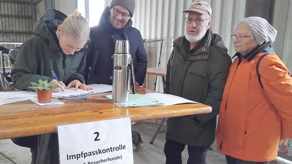 Es gab eine Impfpasskontrolle für alle Hunde. Die Halter mussten den Pass vorlegen. Foto: Clarissa Scherzer
