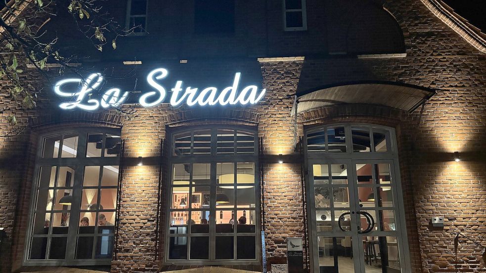 Auch bei Dunkelheit fällt der Blick beim schnell auf das Restaurant. Foto: Björn Klüver