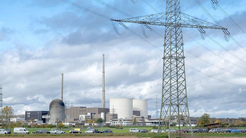 Das ehemalige Kernkraftwerk nach der Sprengung der Markanten Kühltürme. (Archivbild) Foto: Stefan Puchner/dpa
