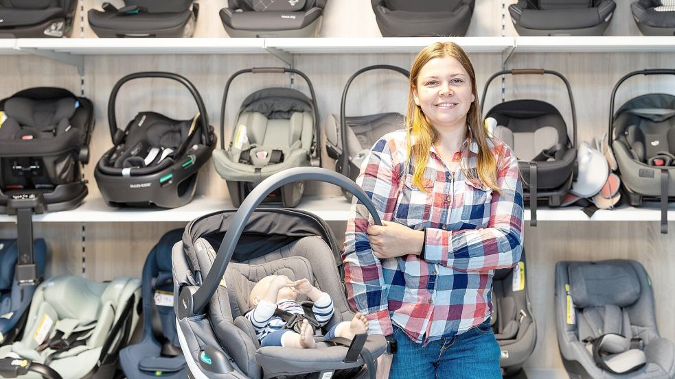 Den richtigen Kindersitz oder Babyschale zu finden, dabei berät Karina Ebeler-Schröter Familien in ihrem Fachgeschäft Meller Märchenzwerge. Foto: Stefan Gelhot
