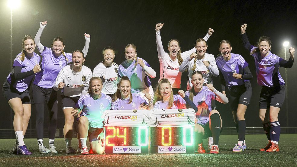 Über die unglaubliche Gewinnsumme von 24.000 Euro freuen sich die Landesliga-Fußballerinnen des SV Hage. Foto: Jens Doden/ Emden