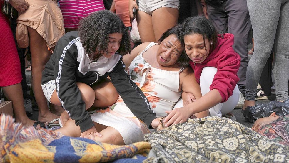 Familien trauerten um ihre toten Angehörigen. Foto: Silvia Izquierdo/AP/dpa