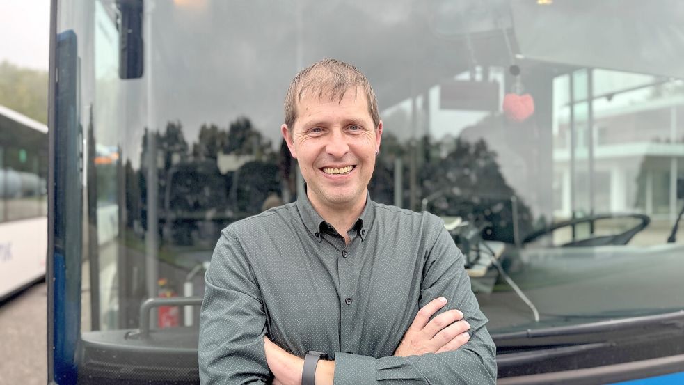 Thomas Blank ist beim Busunternehmen Levelink in Papenburg angestellt. Neben der Linie 965 fährt er auch die 970 nach Sögel. Fotos: Ankea Janßen