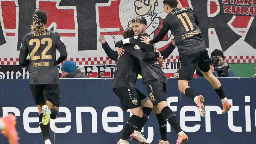 Der VfB Stuttgart jubelt mit Torschütze Atakan Karazor über den Pokalsieg in Mainz. Foto: Torsten Silz
