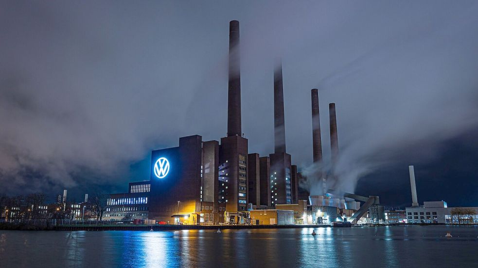 Bei VW in Wolfsburg drohen rote Zahlen - wegen der Probleme bei Porsche. (Archivbild) Foto: Moritz Frankenberg