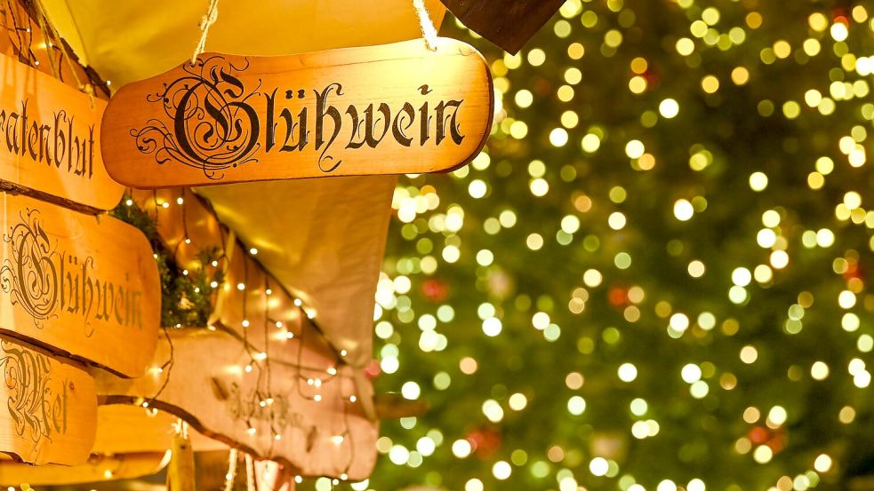 Weihnachtsmarktfans können den ersten Punsch auf einem der Märkte trinken. (Archivbild) Foto: Heiko Rebsch/dpa