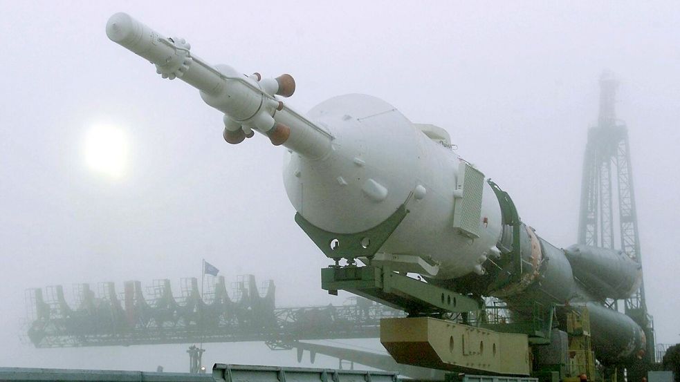 Zwei Tage vor dem geplanten Abflug der ersten Besatzung zur Internationalen Raumstation ISS wird das russische Raumschiff „Sojus-TM“ in Startposition gebracht. (Archivbild) Foto: epa Sergei Chirikov/epa/dpa