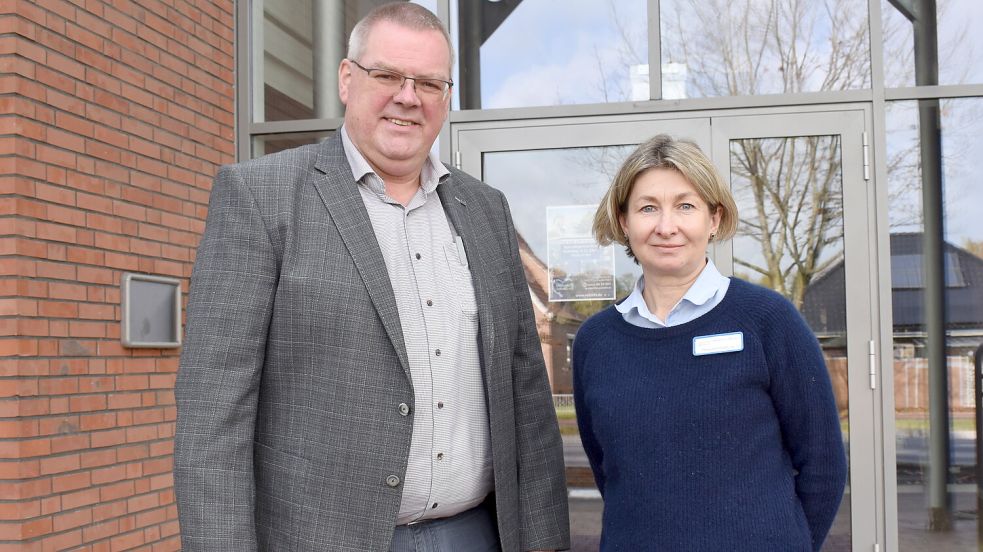 Geschäftsführer Rainer Helmers und Leiterin Swetlana Weizel stehen vor dem Gebäude der neuen Tagespflege. Foto: Henrik Zein