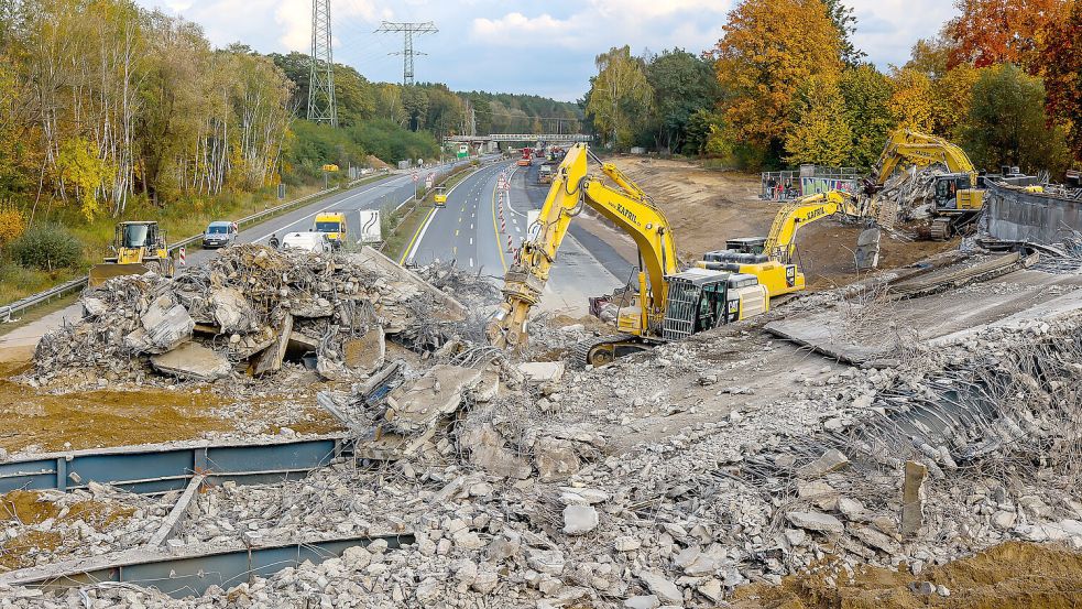 Vier Brücken an drei Tagen werden im November auf der A1 zwischen Vechta und Cloppenburg abgerissen. Foto: Imago Images/Votos-Roland Owsnitzki