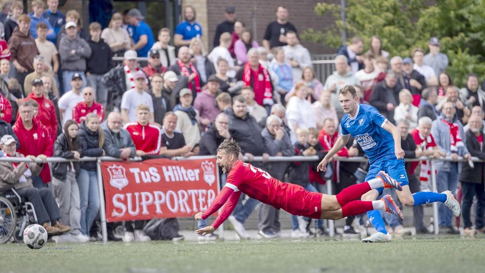 Stehen im Pokal-Halbfinale: Artem Pfannenstiel (in Rot) und sein TuS Hilter. Foto: Swaantje Hehmann