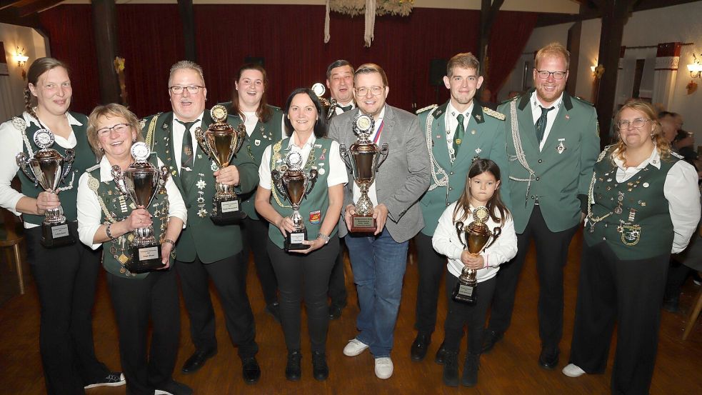 Über Pokal und Trophäen freuten sich die erfolgreichen Schützen beim Schießen um den Wanderpokal des Bürgermeisters. Foto: Hans Passmann