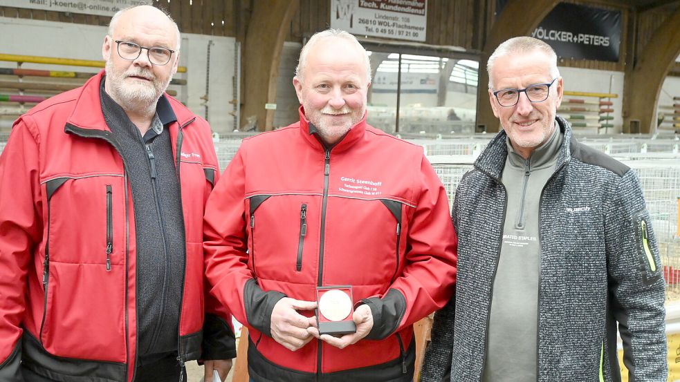 Gerrit Steenhoff (Mitte) vom Zuchtverein I 43 Westoverledingen wurde auf der Kreisverbandsschau mit der Goldmedaille ausgezeichnet. Mit ihm freuen sich der Kreisvorsitzende Rüdiger Frers (links) und Ausstellungsleiter Hermann Nagel. Foto: Holger Weers