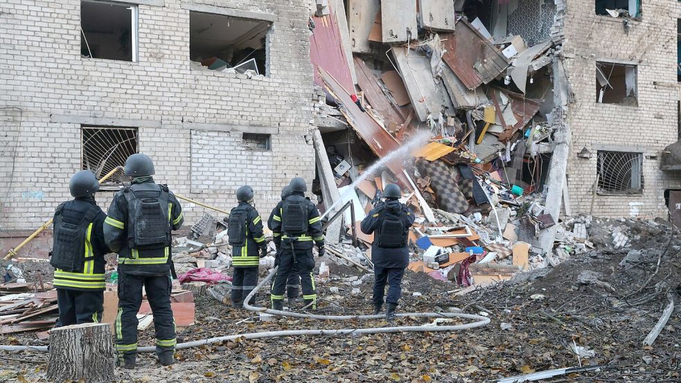 In der ukrainischen Großstadt Saporischschja schlug eine Rakete in ein Wohnheim ein. Foto: Kateryna Klochko/AP/dpa