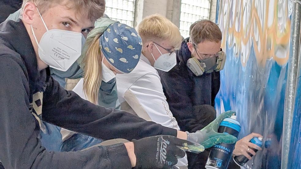 Die farbenfrohen Graffitis spiegeln Wünsche und Herausforderungen der Jugend wider. Vorne im Bild ist Aaron Amman zu sehen. Foto: Timo Zeleck