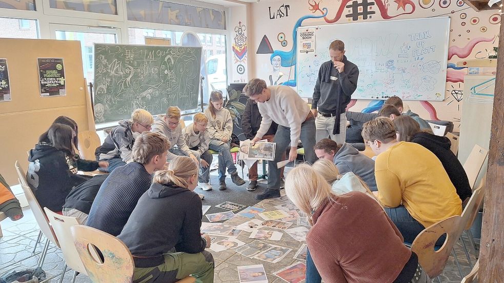 Gemeinsam werden Ideen entwickelt: Rap und Graffiti als kreative Ausdrucksformen der jungen Generation in Rhauderfehn. Foto: Timo Zeleck