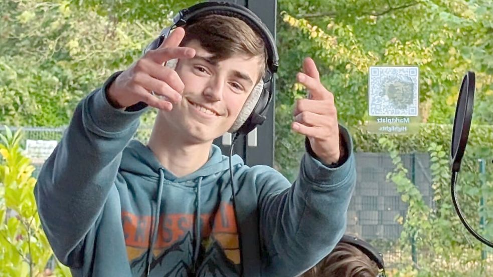 Im Kulturhaus am Markt entsteht ein Rap-Song über das Leben in Rhauderfehn. Im Bild: Eric Schmidt. Foto: Timo Zeleck