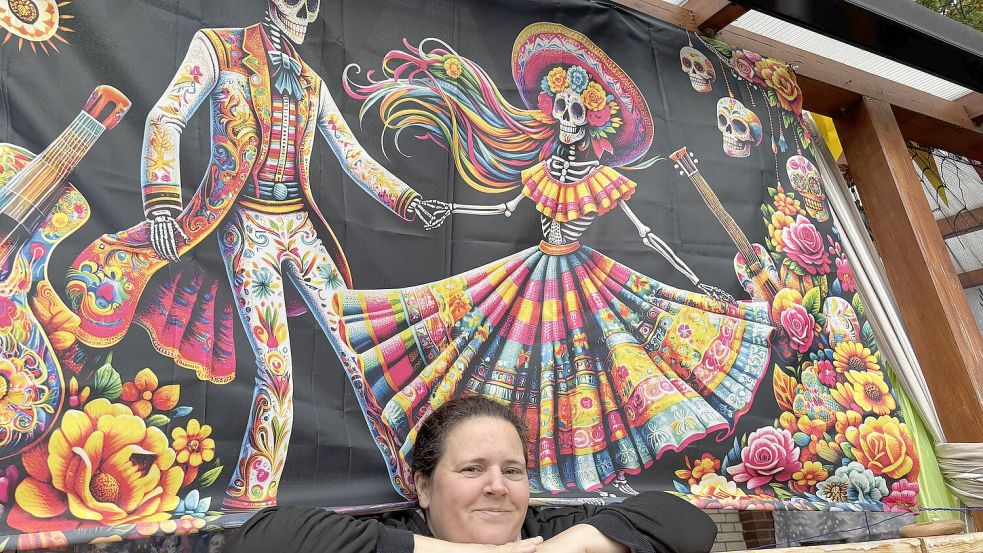Melanie Amthor hat den Garten mit vielen Dekorationen zum „Tag der Toten“ geschmückt. Foto: Marion Janßen/Archiv
