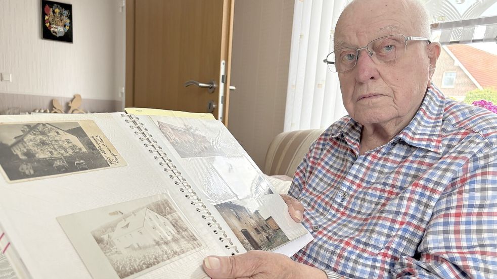 Günther Stief zeigt historische Fotos aus seiner alten Heimat Niederschlesien, die er in einem Album aufbewahrt hat. Foto: Hellmers