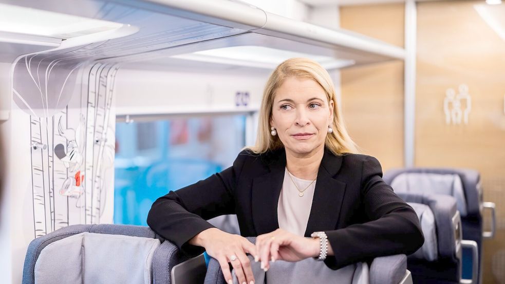 Die neue Bahnchefin Evelyn Palla soll mit einem neuen Vorstandsteam die Probleme bei der Bahn angehen. (Archivbild) Foto: Christoph Soeder/dpa Pool/dpa