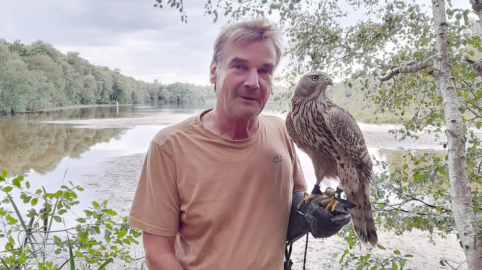 Der Westoverledinger Falkner Andreas Neumann vermisst seinen abgerichteten Habicht. Foto: Privat