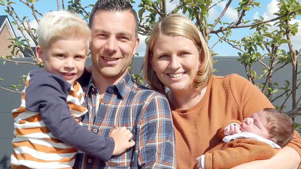 Anke und Mike Decker aus Wiesmoor bekamen im September 2022 ihr zweites Kind auf einem Parkplatz. Foto: privat/Archiv