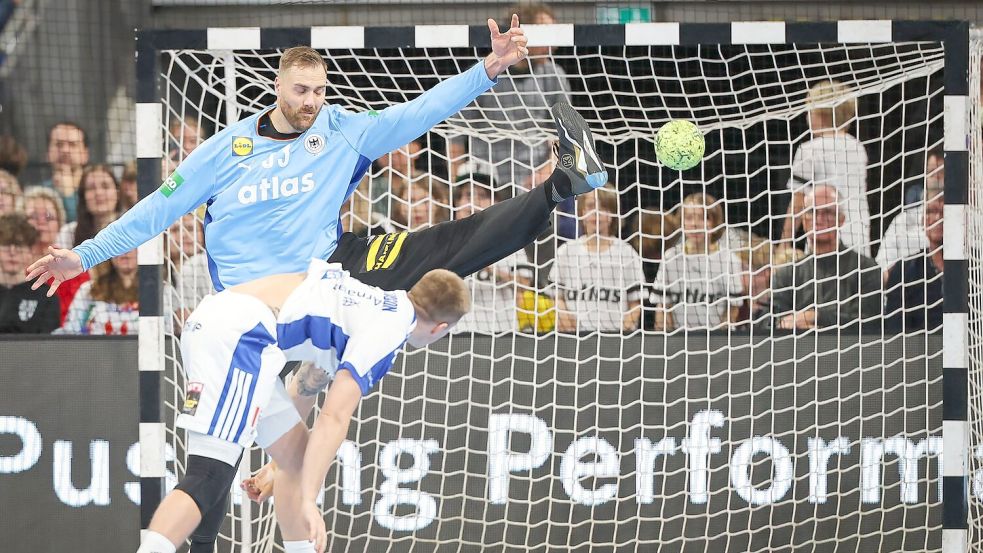 Keeper Andreas Wolff (hinten) - ein Erfolgsgarant der deutschen Handballer. Foto: Daniel Karmann