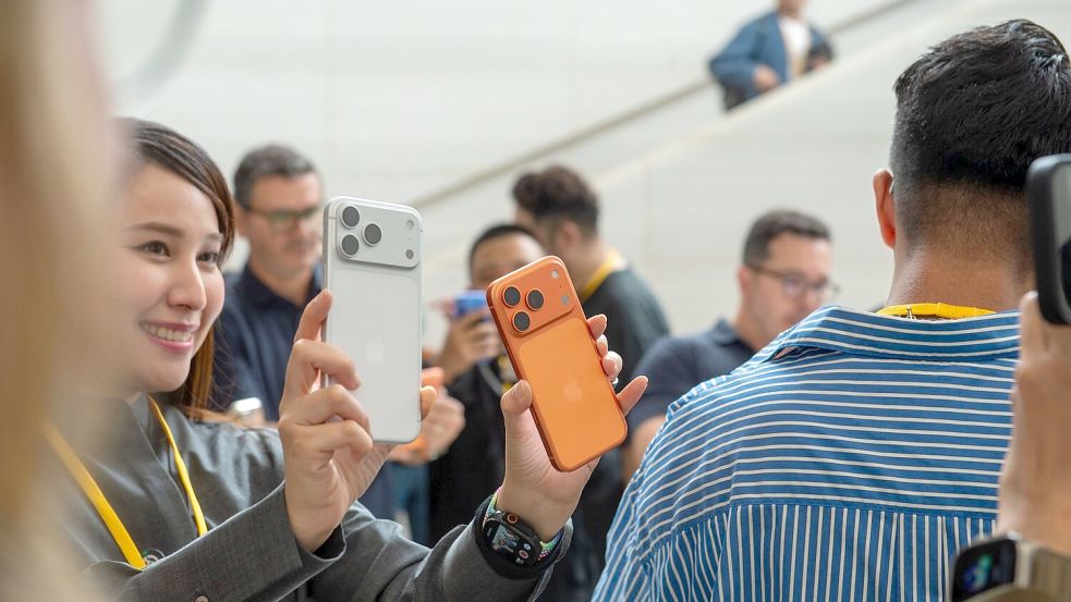 Das iPhone Pro gibt es in diesem Jahr erstmals in der Farbe Orange. Foto: Andrej Sokolow