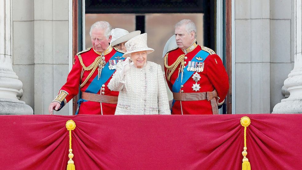Andrew (r.) galt als Lieblingssohn der - inzwischen verstorbenen - Queen. (Archivbild) Foto: Frank Augstein/AP/dpa