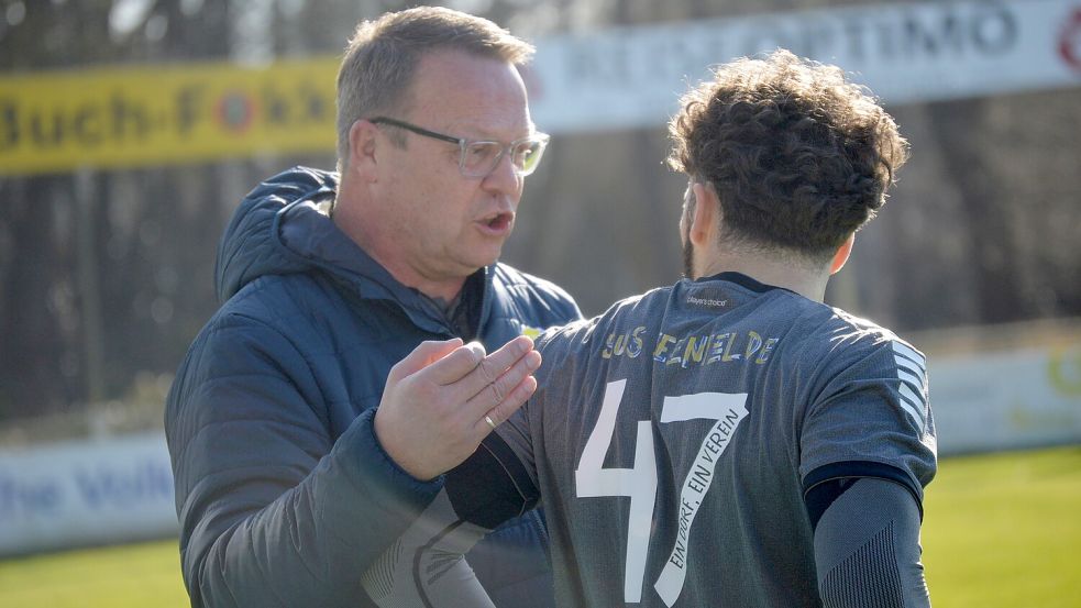 Wolfgang Behrends und sein Team säuberten den Platz und hoffen auf einen Sieg im Spitzenspiel Archivfoto: Weers