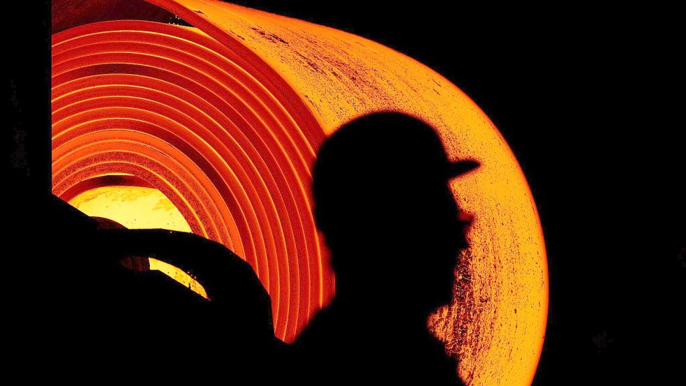 Ein Stahlarbeiter bei der Arbeit - er hat eine neue Chef-Chefin. Foto: Rolf Vennenbernd