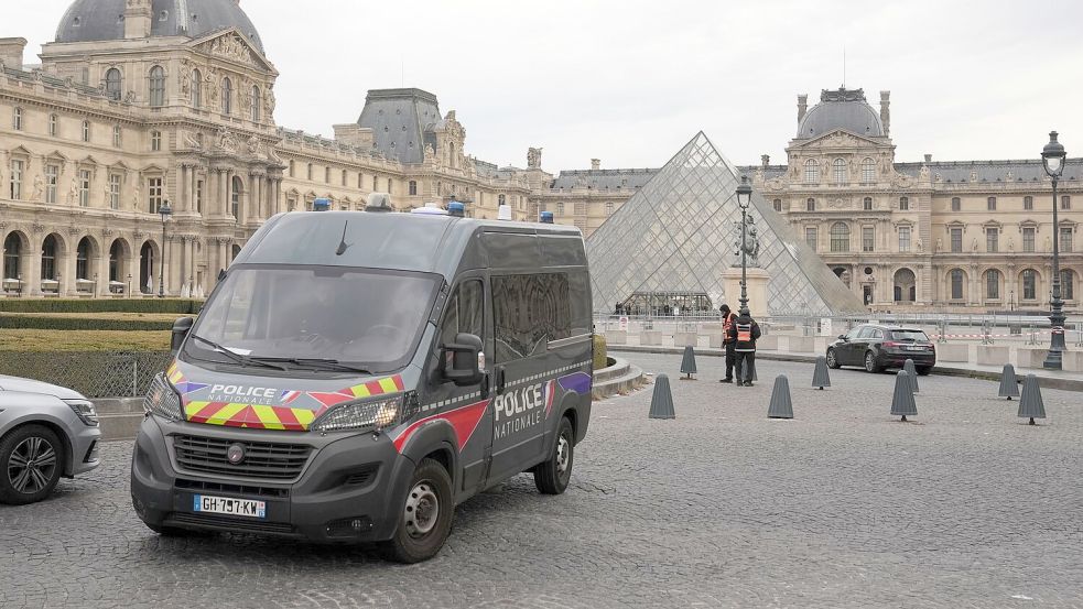 Die Beute aus dem Einbruch in den Louvre wird den Tätern nach Einschätzung eines Ex-Kriminellen nur einen Bruchteil des tatsächlichen Werts einbringen. (Archivbild) Foto: Thibault Camus/AP/dpa
