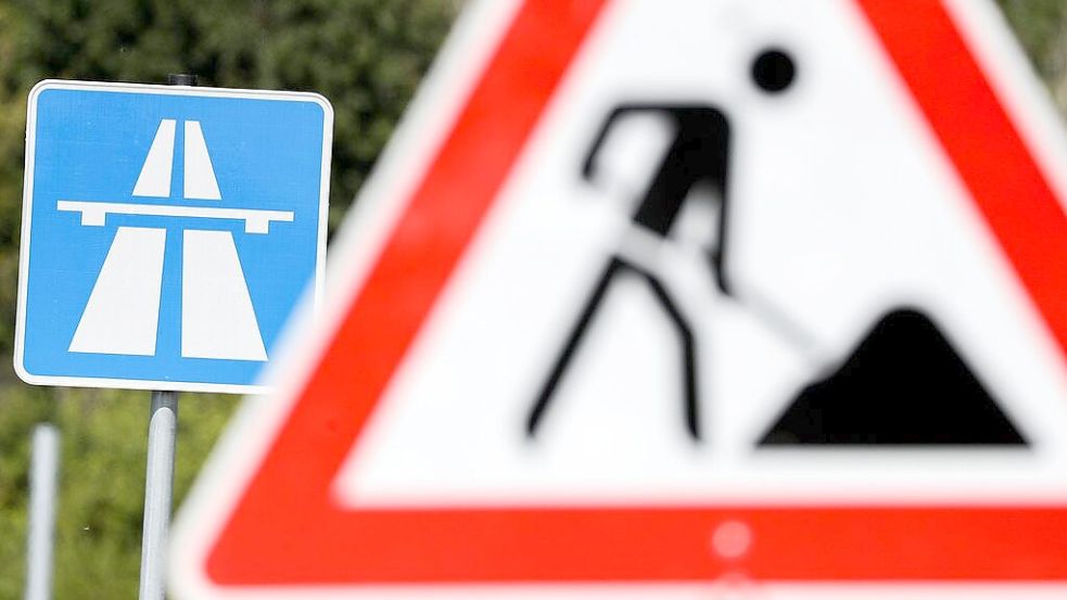 Auf zahlreichen Straßen in Ostfriesland wird im November gebaut. Foto: Jan Woitas/dpa