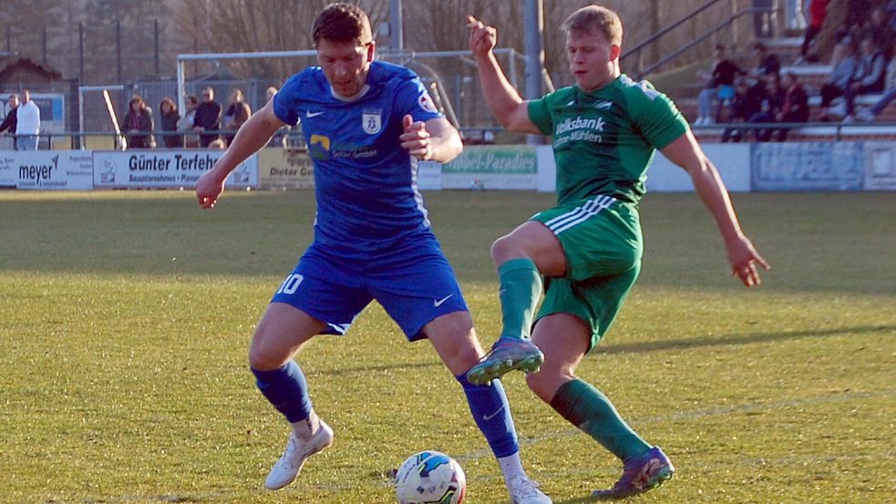 Im letzten Duell mit Grün-Weiß Mühlen setzte sich Blau-Weiß Papenburg (am Ball Niklas Papen) mit 1:0 durch. Foto: Reemts