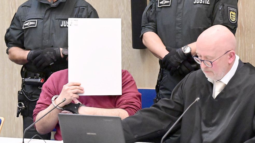 Für den Angeklagten las sein Verteidiger Uwe Kosmala eine Erklärung vor. Foto: Bernd Weißbrod